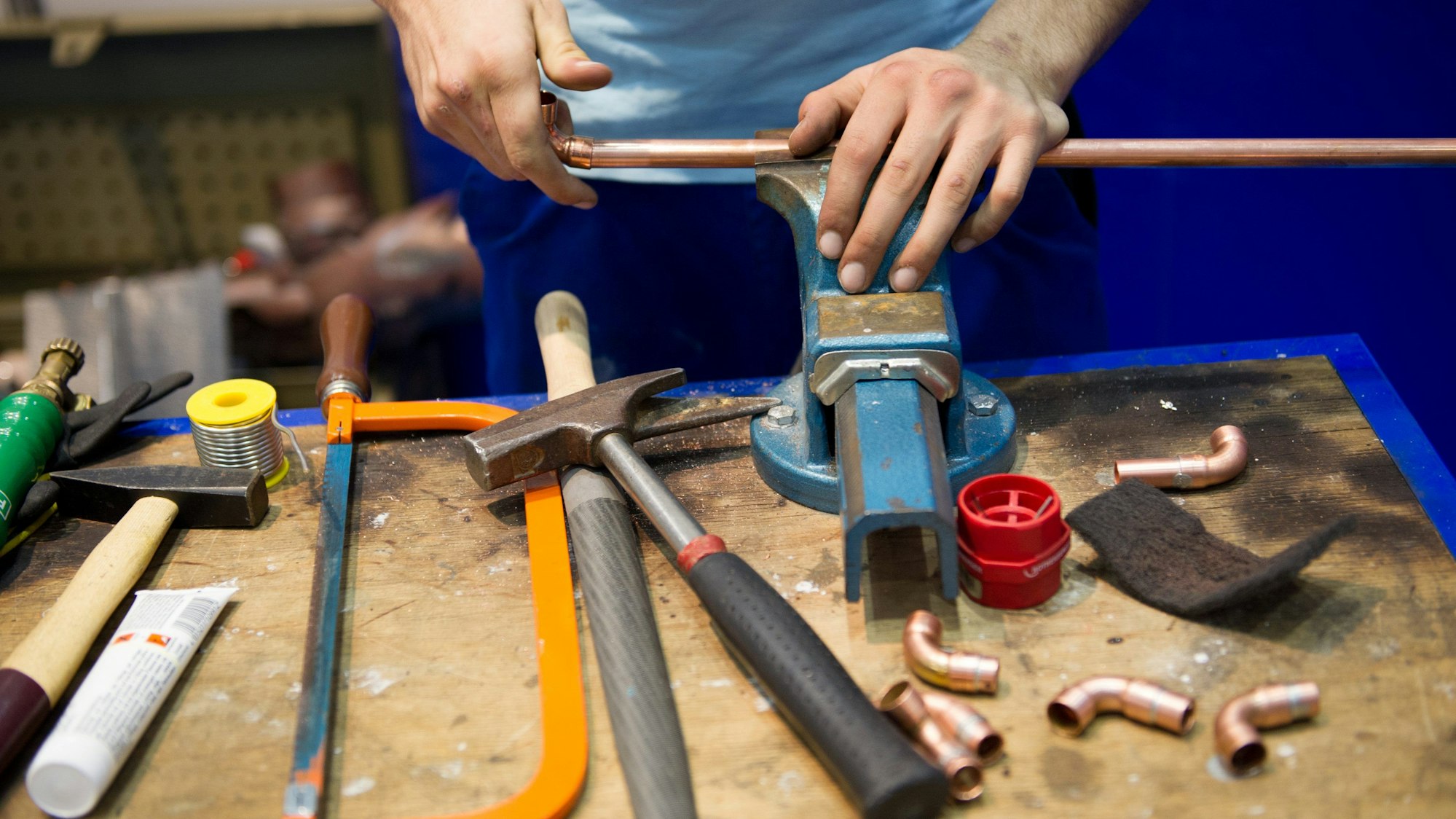 Ein Mann arbeitet an einem Schraubstock. Experten in Nordrhein-Westfalen rechnen unter anderem wegen des demografischen Wandels mit Schwierigkeiten bei der Unternehmensnachfolge in Handwerks- oder Industriebetrieben.