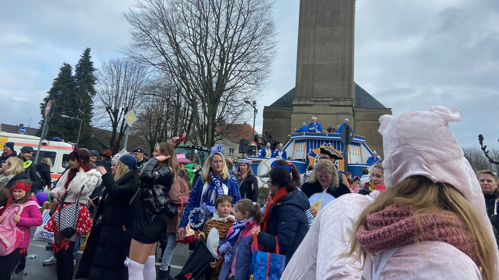 Jecke feiern beim Kölner Veedelszug in Porz.