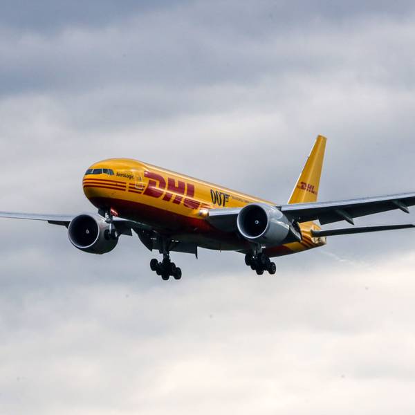 Eine Boeing 777 der Frachtfluggesellschaft DHL im Landeanflug auf einen Flughafen. (Symbolbild)