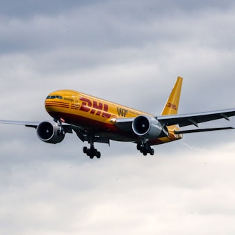 Eine Boeing 777 der Frachtfluggesellschaft DHL im Landeanflug auf einen Flughafen. (Symbolbild)