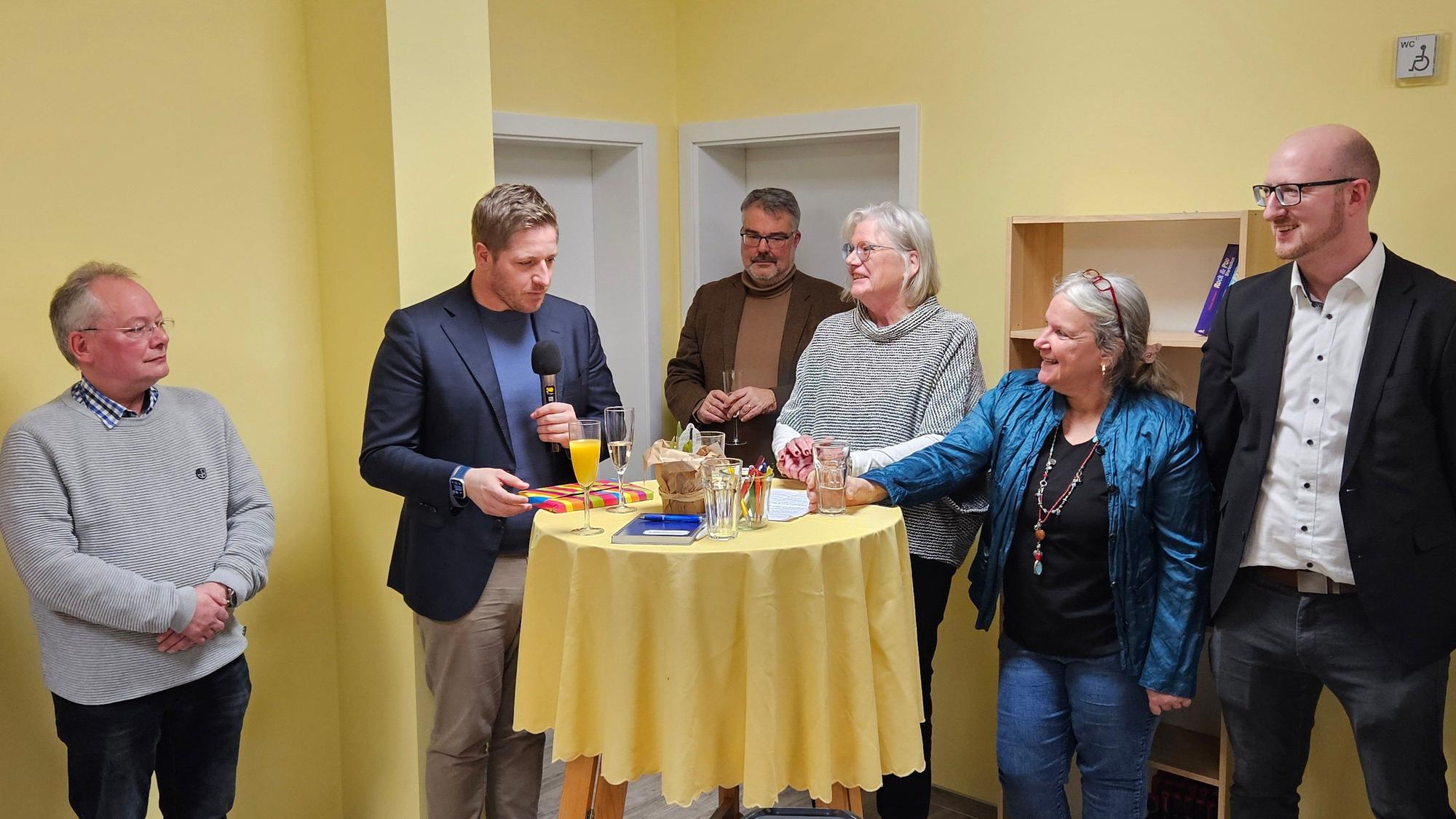 Landrat Markus Ramers steht an einem Tisch (2.v.l.) und dankt Ursula Lorbach und Siegrid Sanden-Hennes (2.v.r.) für ihre Arbeit.