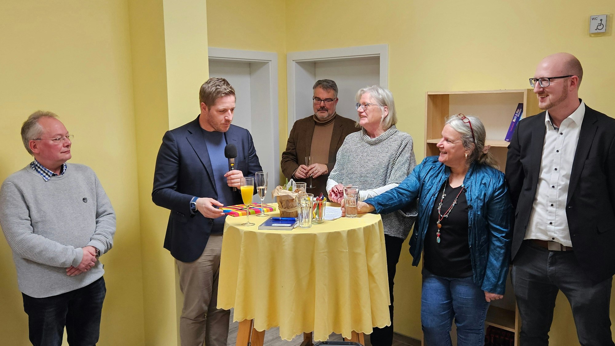 Landrat Markus Ramers steht an einem Tisch (2.v.l.) und dankt Ursula Lorbach und Siegrid Sanden-Hennes (2.v.r.) für ihre Arbeit.