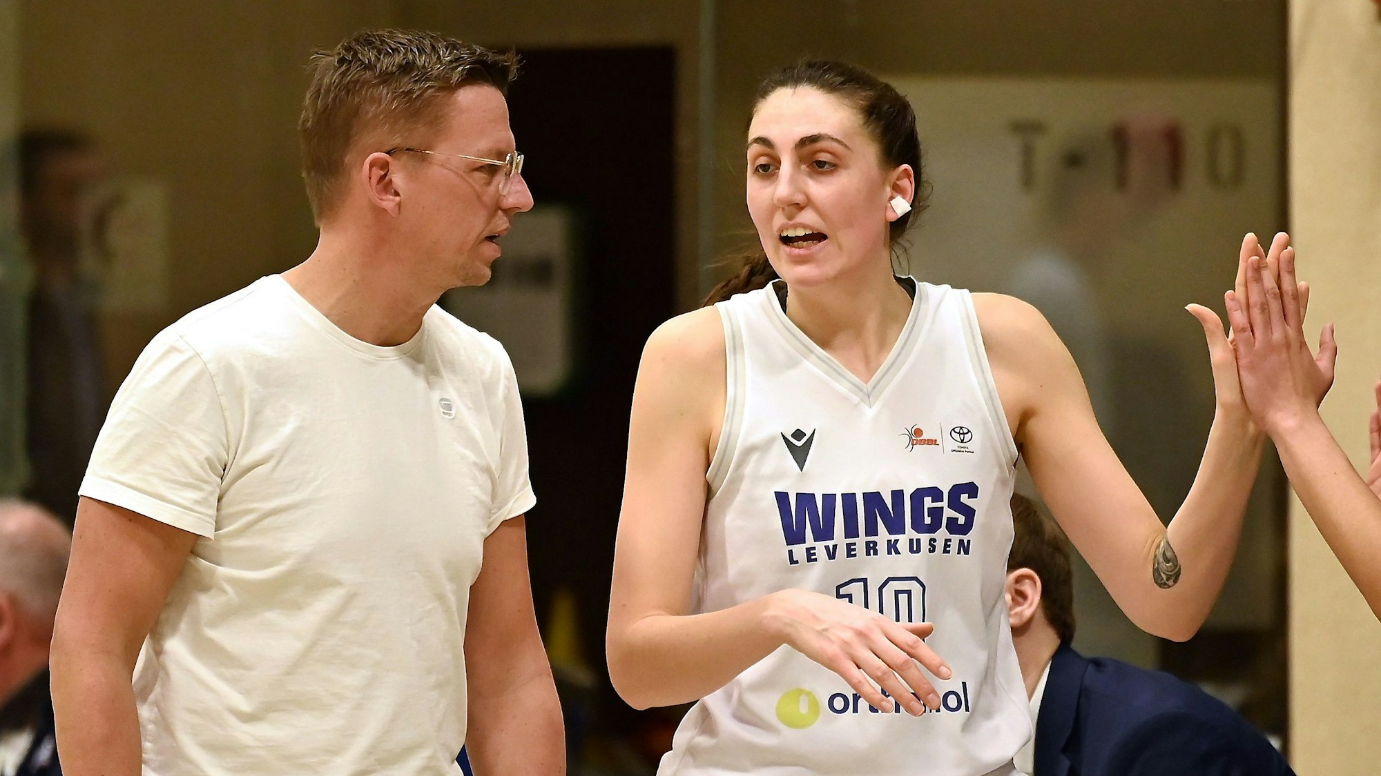 21.01.2024, Basketball-Wings Leverkusen - Herner TC
links: Boreis Kaminski (Wings)
rechts: Carlotta Ellenrieder (Wings9
Foto: Uli Herhaus