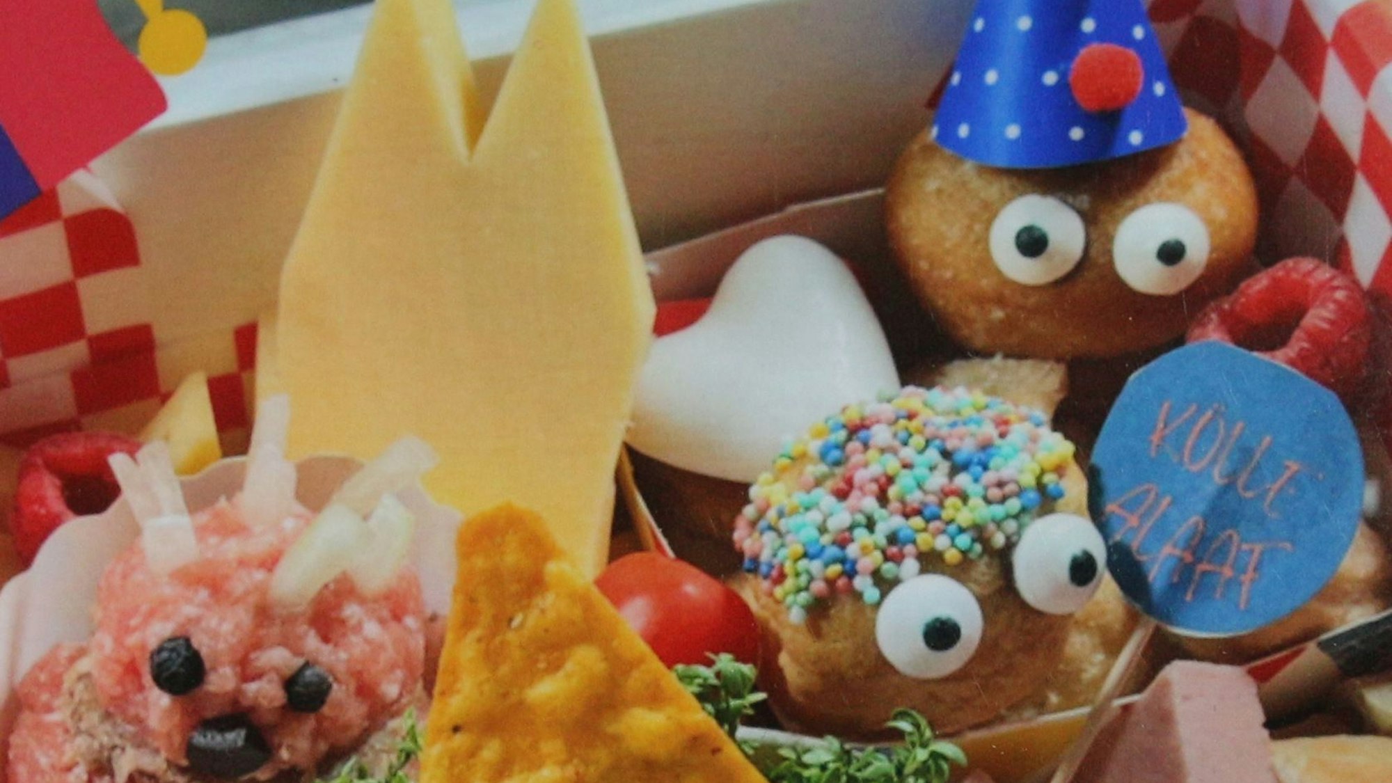 Auf dem Foto ist eine pikante Naschbox zu sehen.