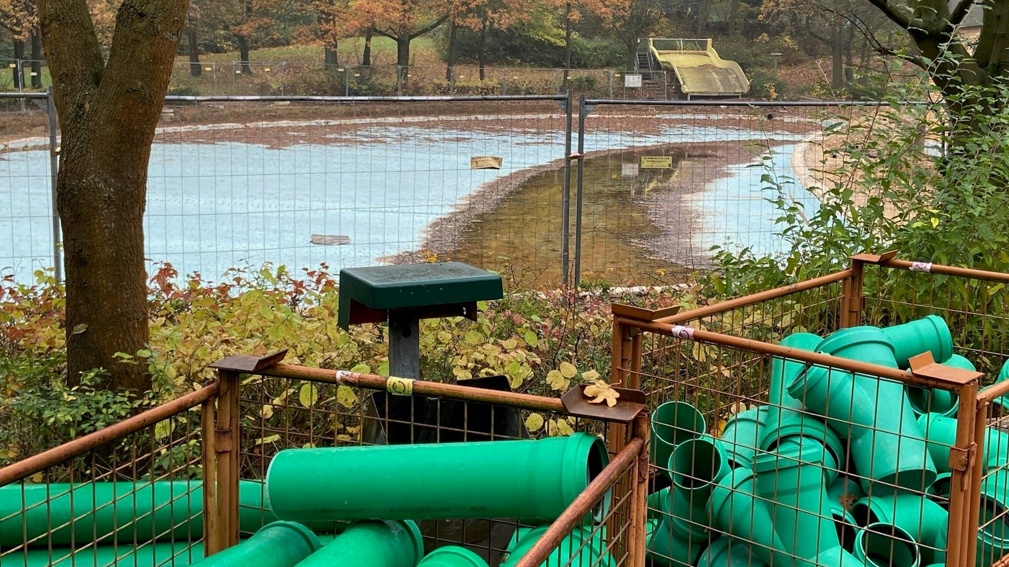 Auf dem Bild ist die Baustelle im Terrassenfreibad zu sehen.
