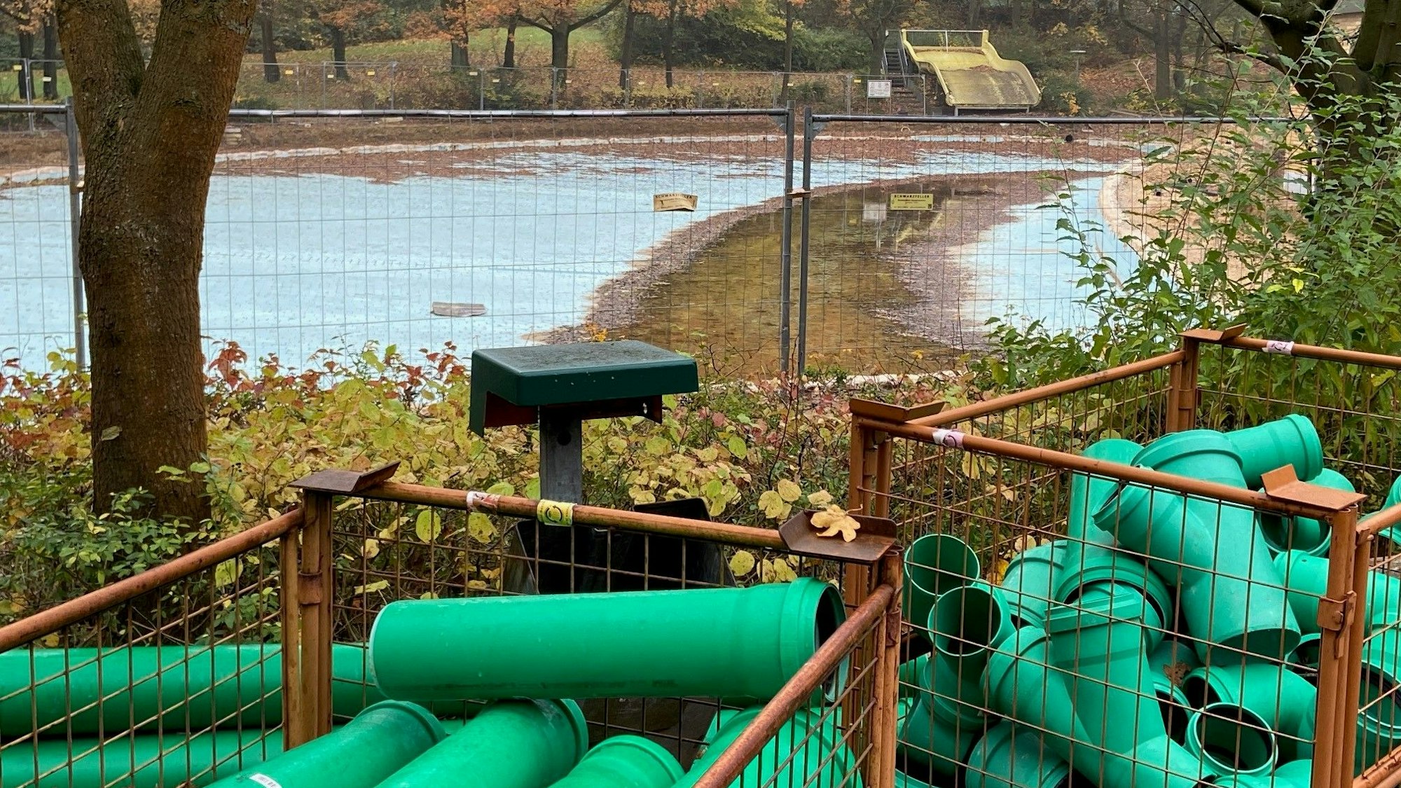 Auf dem Foto sind grüne Rohre zu sehen.