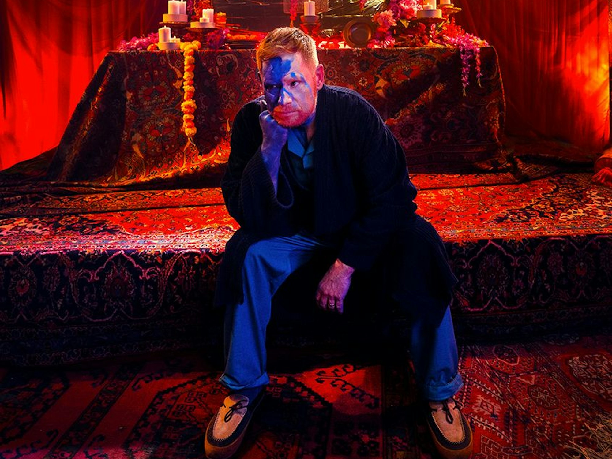 Peter Fox in roter Kulisse