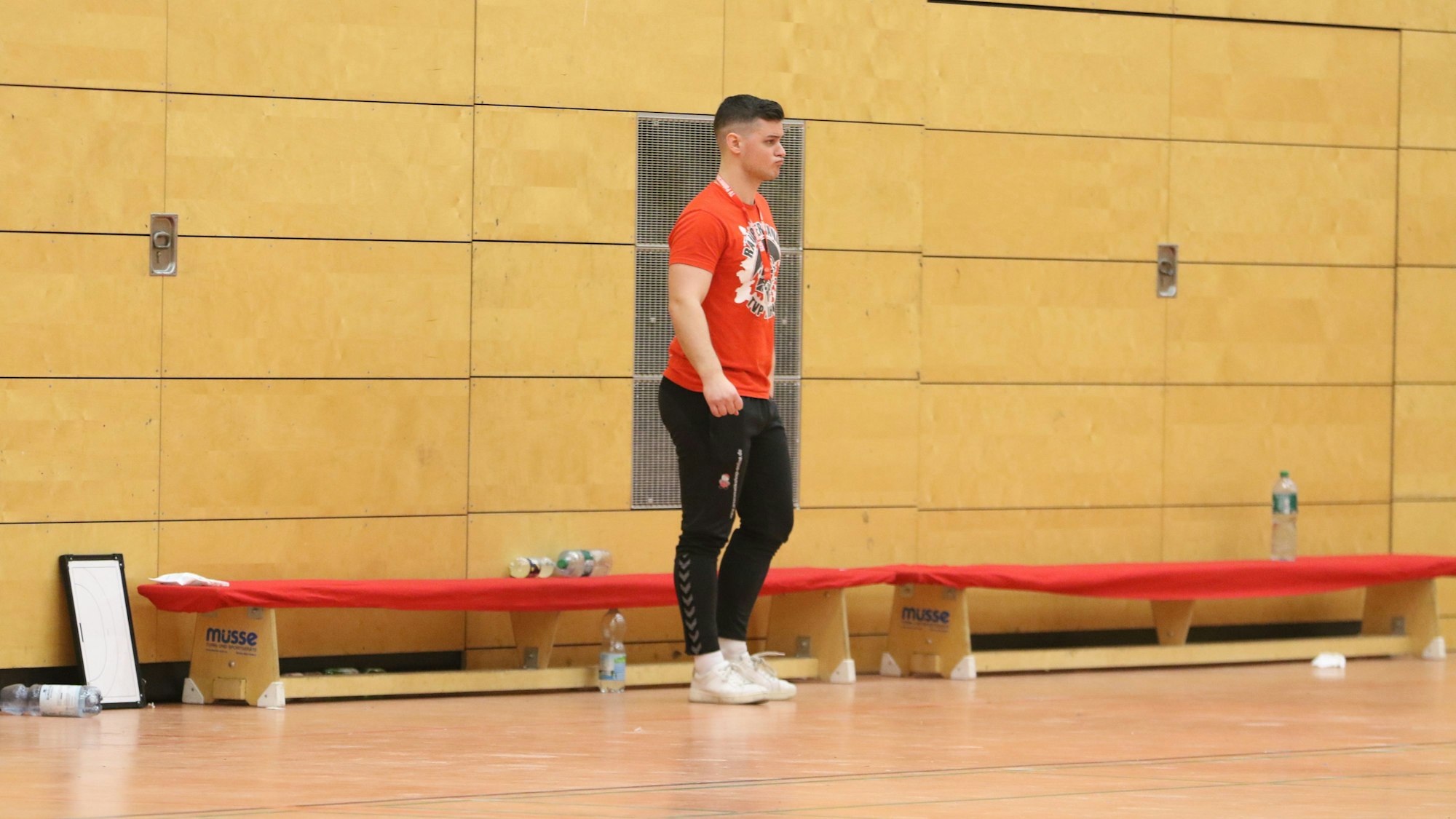 Trainer Marco Mayer steht vor der leeren Auswechselbank.