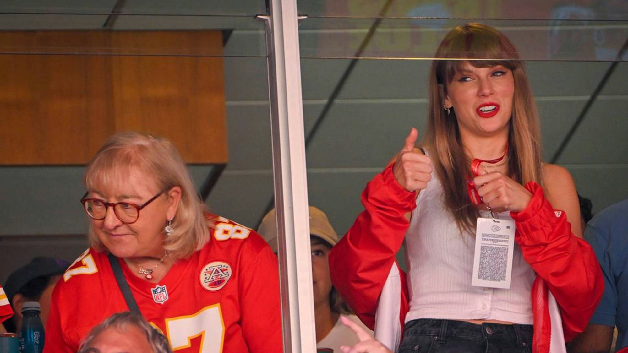 Zusammen mit Travis Kelces' Mutter, Donna Kelce, schaute Taylor Swift (r.) schon das ein oder andere NFL-Spiel.