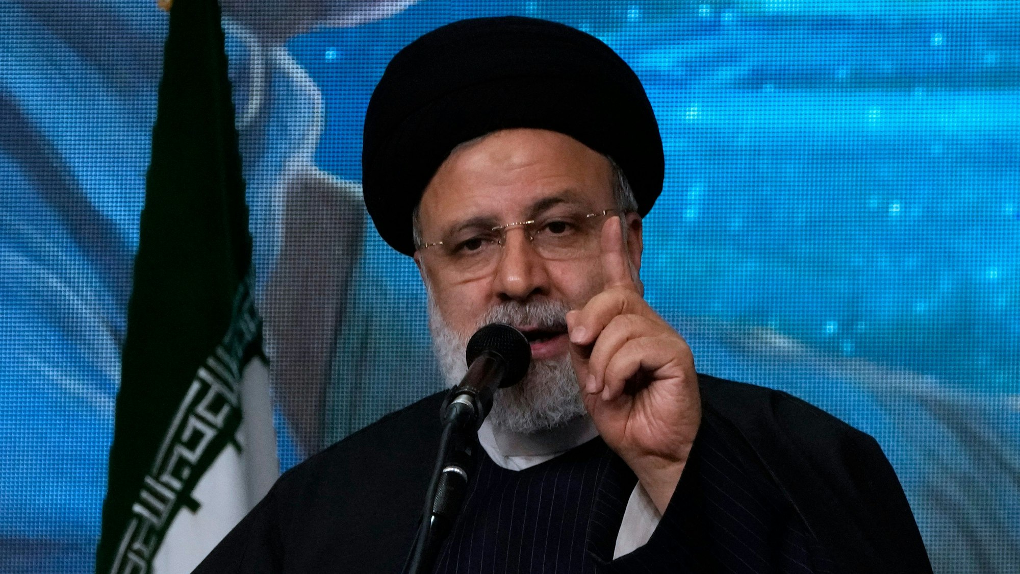 ARCHIV - 03.01.2024, Iran, Teheran: Ebrahim Raisi, Präsident des Iran, spricht während einer Gedenkfeier für den verstorbenen General der Revolutionsgarden, Soleimani, in der großen Imam-Khomeini-Moschee. (zu dpa «Irans Präsident droht nach Luftschlag in Syrien mit Vergeltung») Foto: Vahid Salemi/AP/dpa +++ dpa-Bildfunk +++