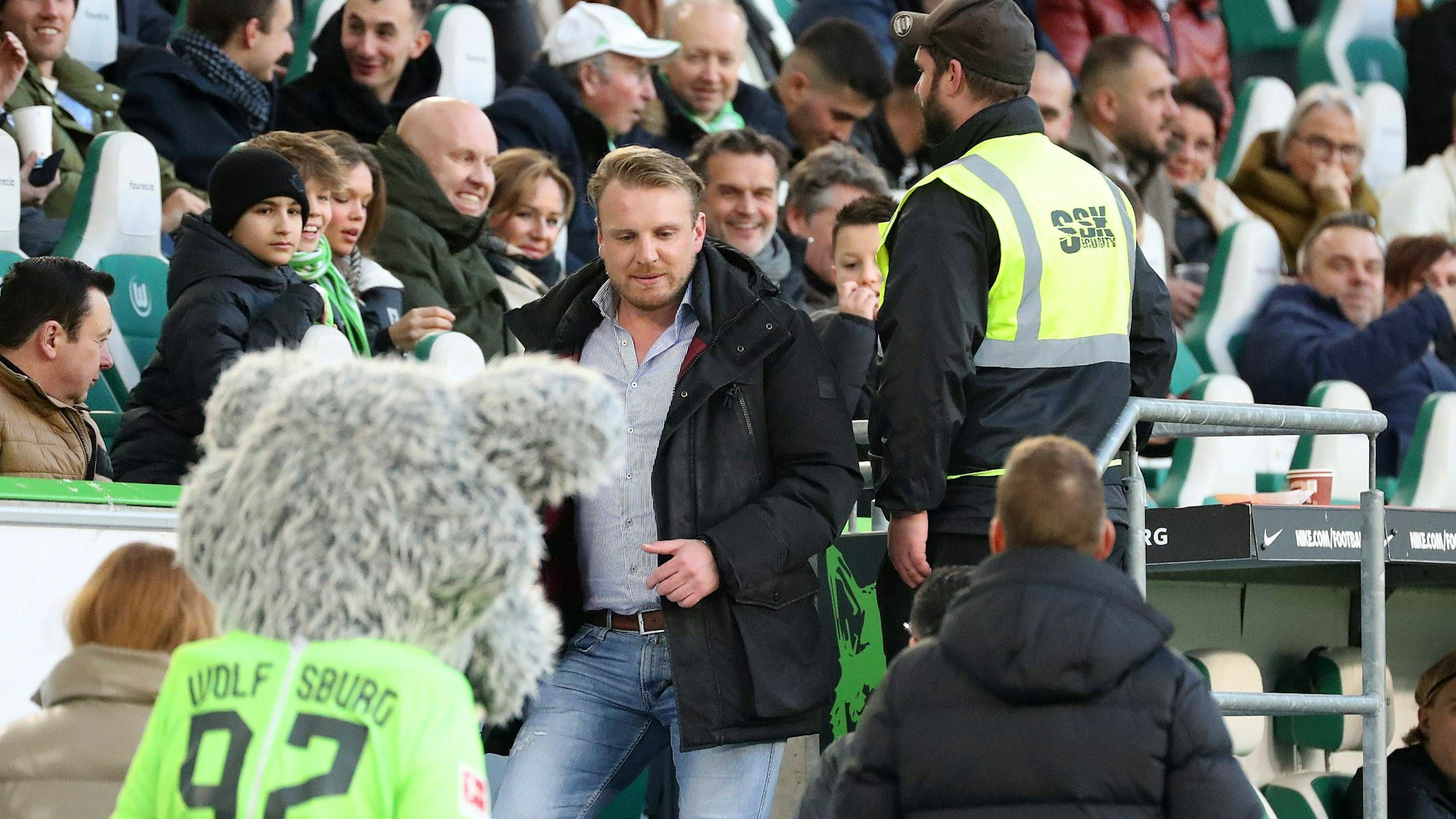Meldete sich, um zu helfen: Tobias Krull übernimmt als vierter Schiedsrichter in Wolfsburg.