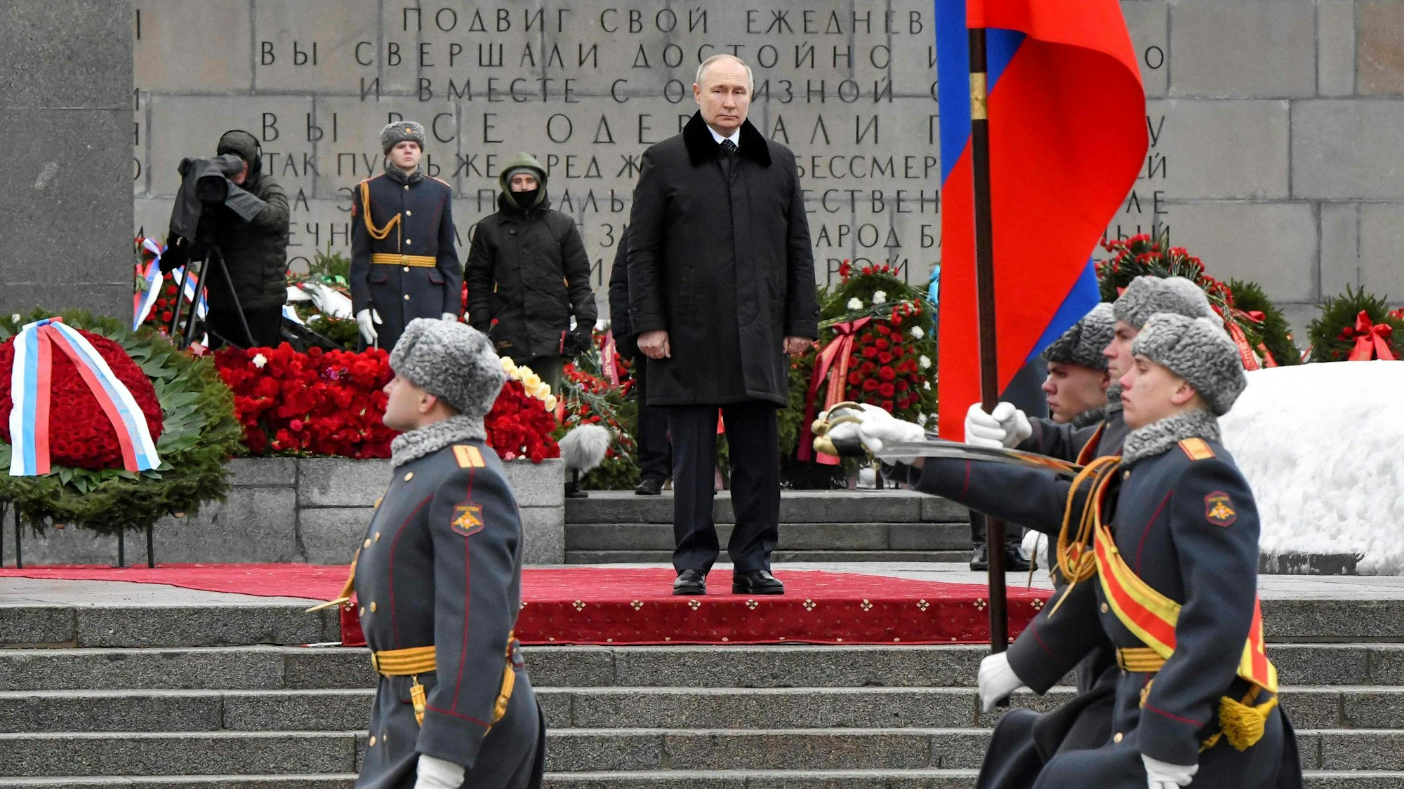 Der russische Präsident Wladimir Putin am 27. Januar bei einer Kranzniederlegung am Denkmal „Vaterland“ in Sankt Petersburg.