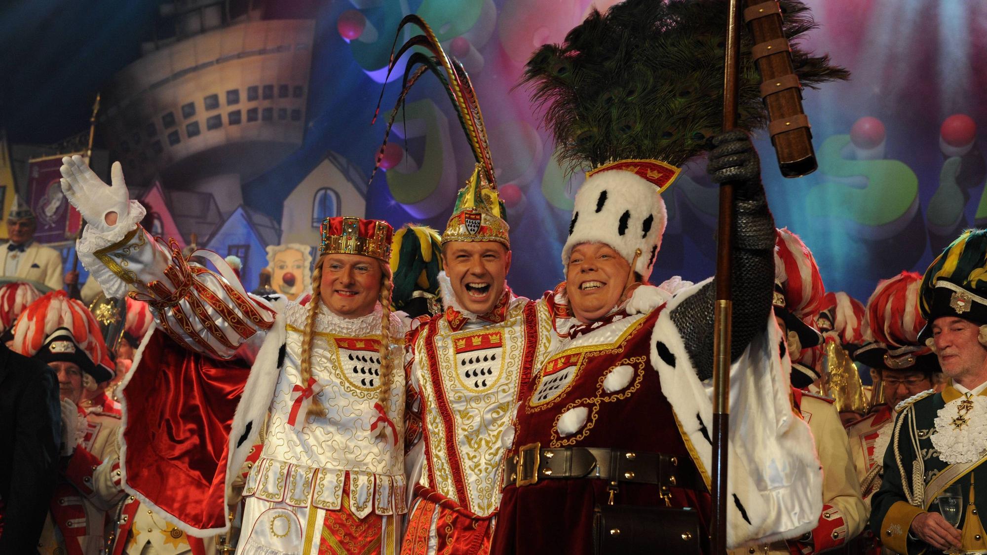 Das Kölner Dreigestirn von 2012 jubelt bei der Proklamation, in der Mitte steht Marcus Gottschalk als Prinz Marcus II.