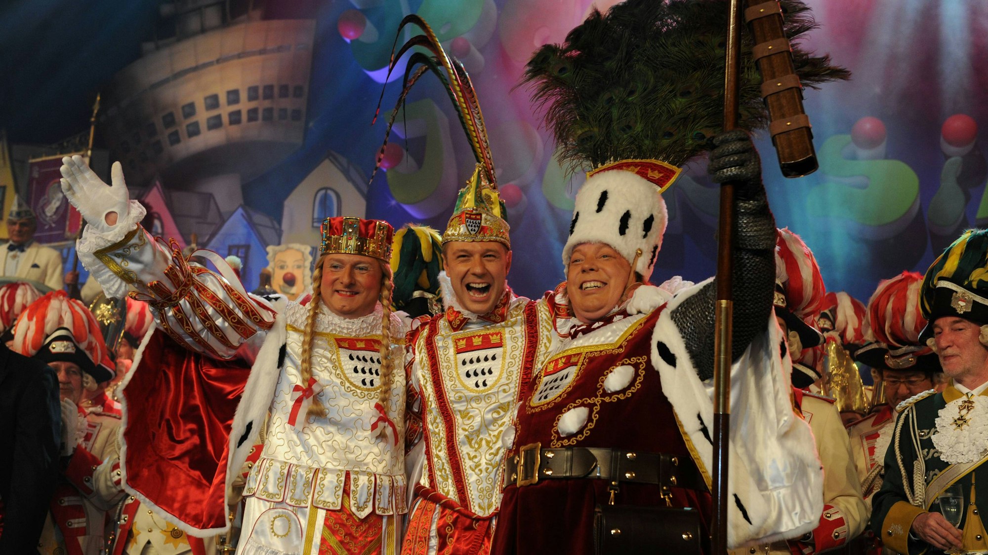 Das Kölner Dreigestirn von 2012 jubelt bei der Proklamation, in der Mitte steht Marcus Gottschalk als Prinz Marcus II.