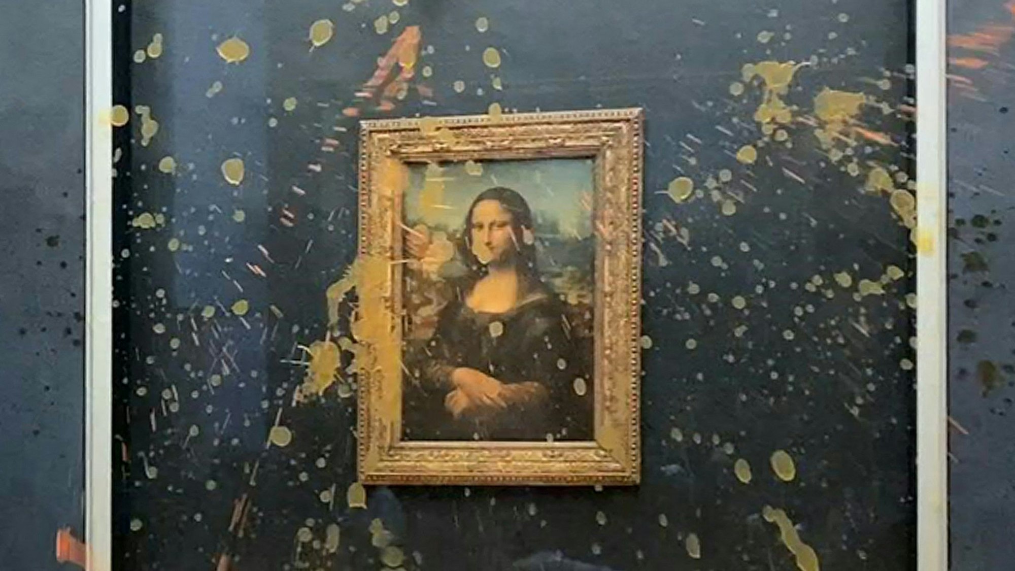 Die mit Suppe beschüttete Mona Lisa im Pariser Louvre.