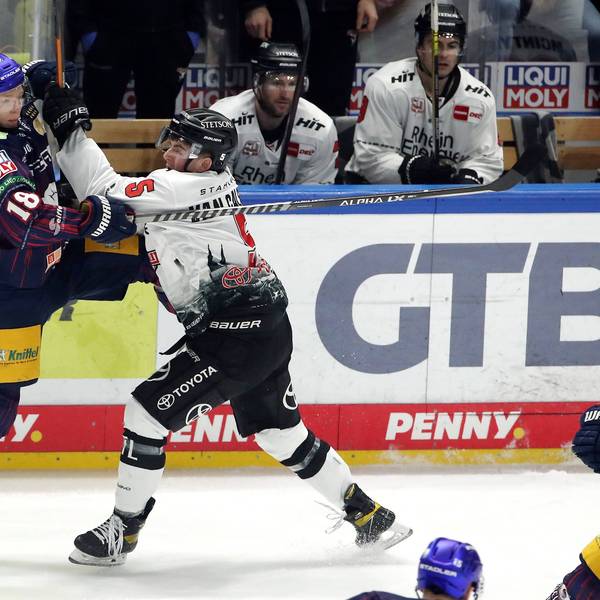 Kölns Robin van Calster in einer Auseinandersetzung mit Jonas Müller von denEisbären Berlin.