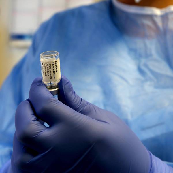 Ein Arzt zieht im Caritas-Zentrum in Meschenich eine Spritze mit dem Impfstoff „Covid-19 Vaccine Janssen“ des Herstellers Johnson und Johnson auf.