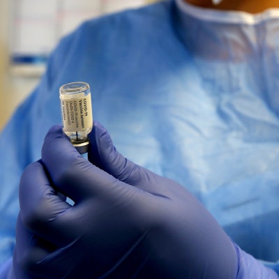 Ein Arzt zieht im Caritas-Zentrum in Meschenich eine Spritze mit dem Impfstoff „Covid-19 Vaccine Janssen“ des Herstellers Johnson und Johnson auf.