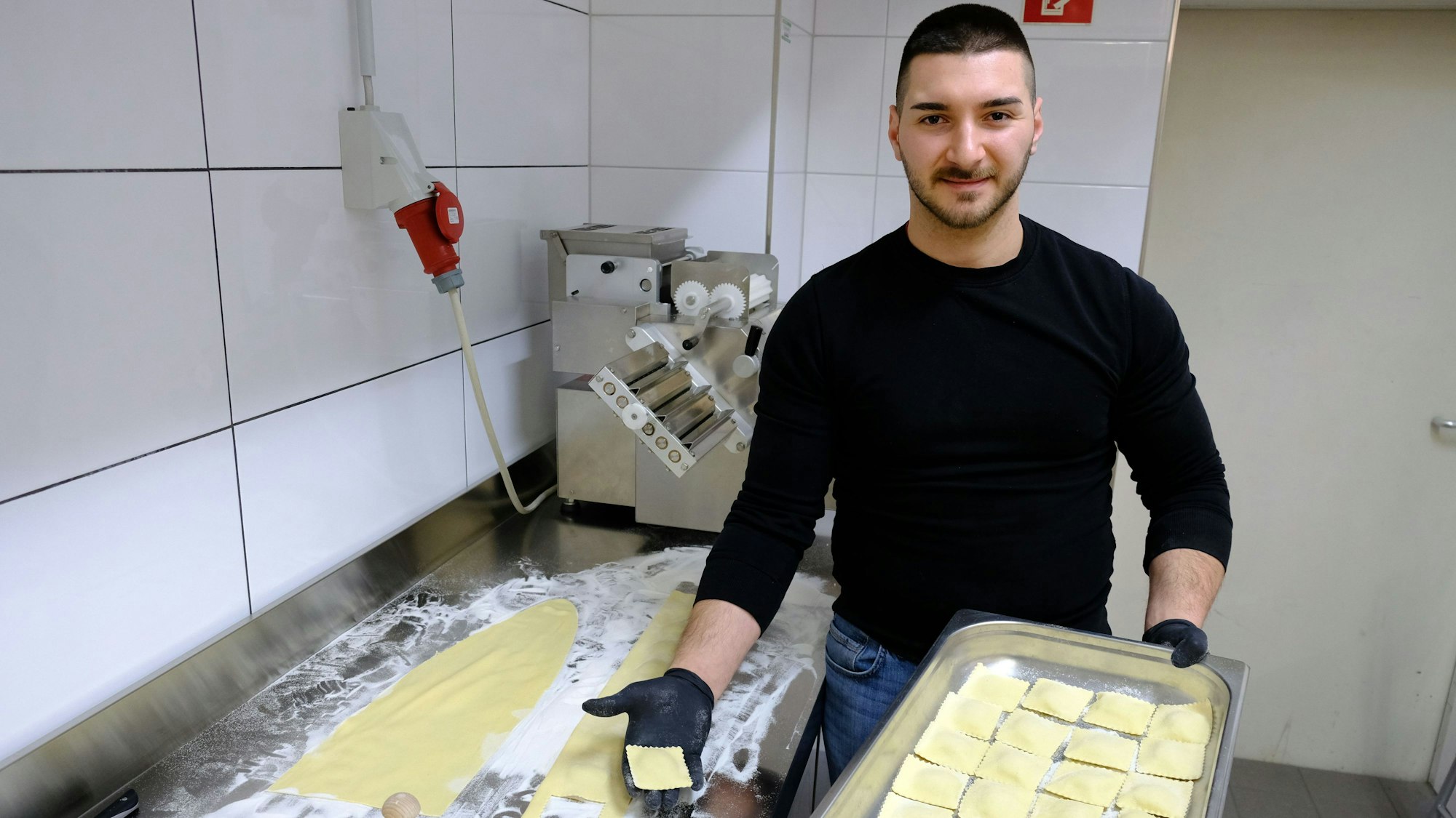 Riccardo Proietto in der Küche des Restaurants Lenti. Er präsentiert frisch hergestellte Pasta.