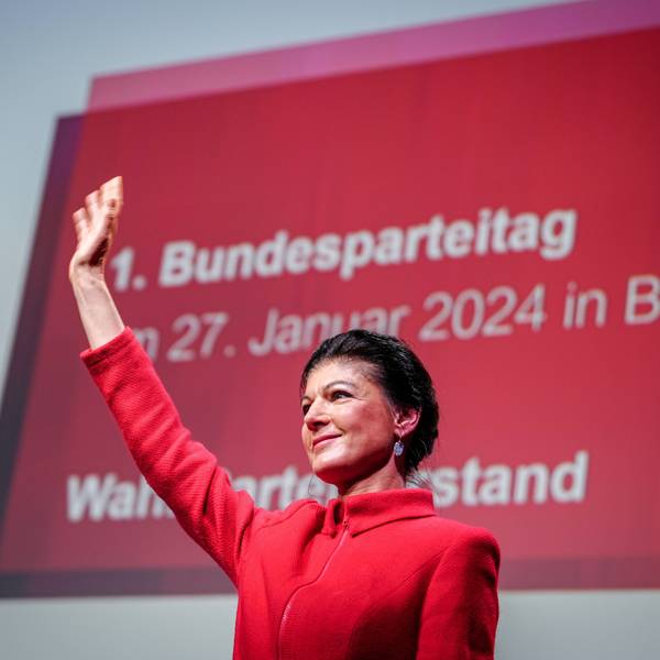 Sahra Wagenknecht, Parteivorsitzende, winkt beim Gründungsparteitag der neuen Wagenknecht-Partei, das „Bündnis Sahra Wagenknecht – für Vernunft und Gerechtigkeit“.