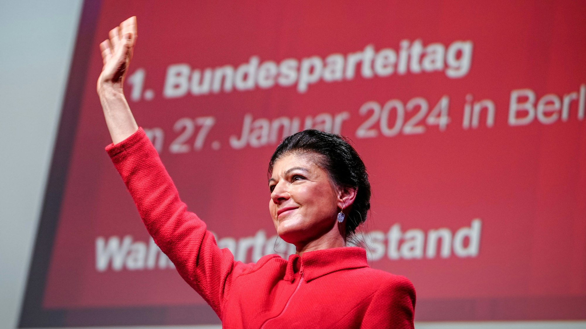 Sahra Wagenknecht, Parteivorsitzende, winkt beim Gründungsparteitag der neuen Wagenknecht-Partei, das „Bündnis Sahra Wagenknecht – für Vernunft und Gerechtigkeit“.
