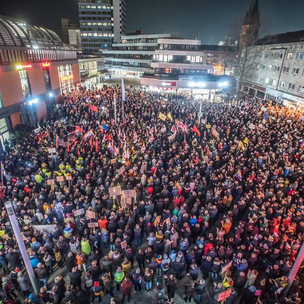 Demo gegen Rechts, Rathausvorplatz, Wiesdorf. Foto: Ralf Krieger