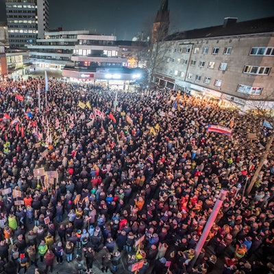 Demo gegen Rechts, Rathausvorplatz, Wiesdorf. Foto: Ralf Krieger