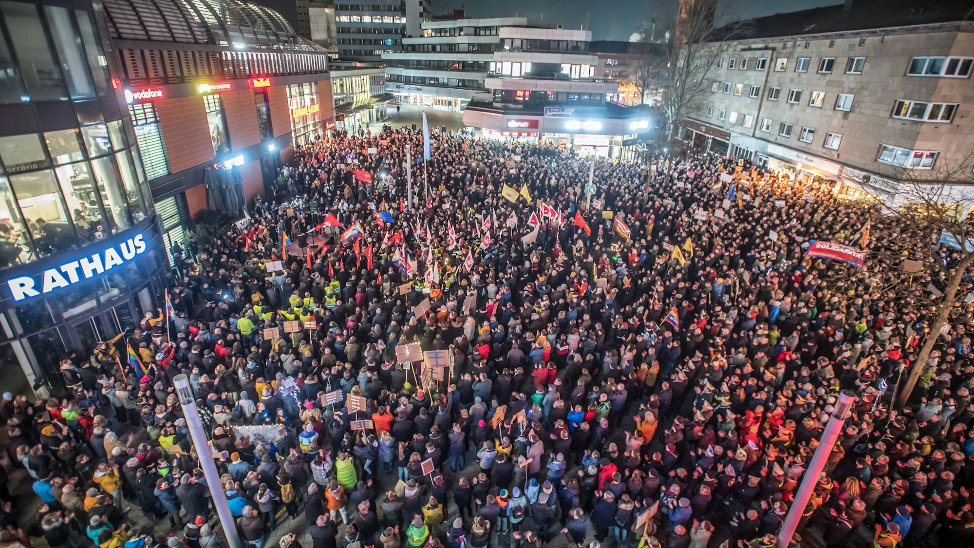 Demo gegen Rechts, Rathausvorplatz, Wiesdorf. Foto: Ralf Krieger
