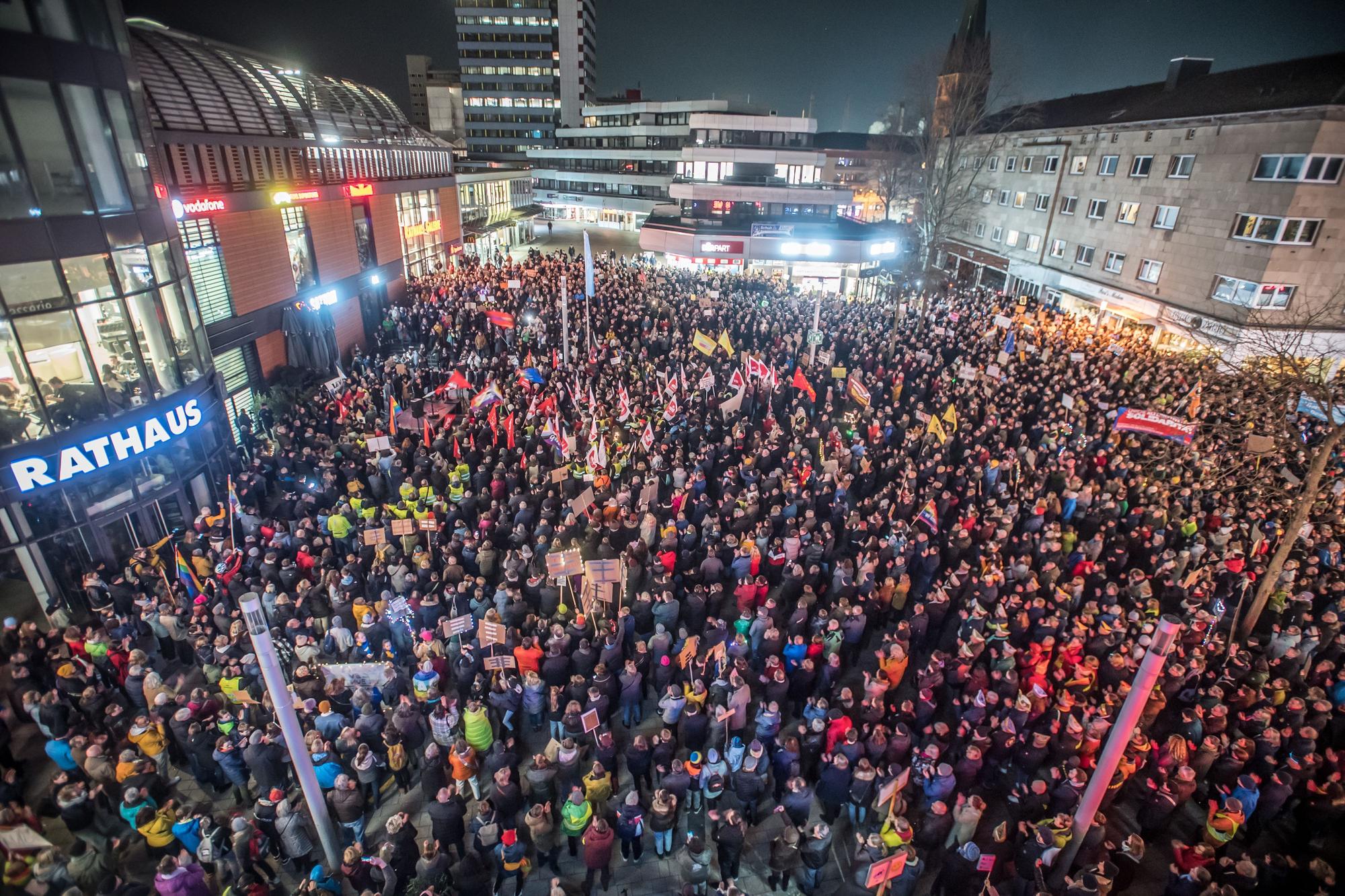 Demo gegen Rechts, Rathausvorplatz, Wiesdorf. Foto: Ralf Krieger