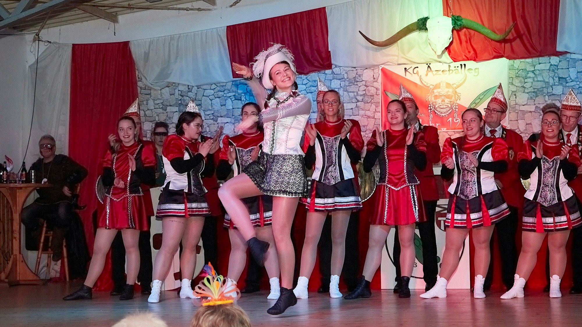 Das Bild zeigt Solomariechen Annika Lütgen bei ihrem Tanz.