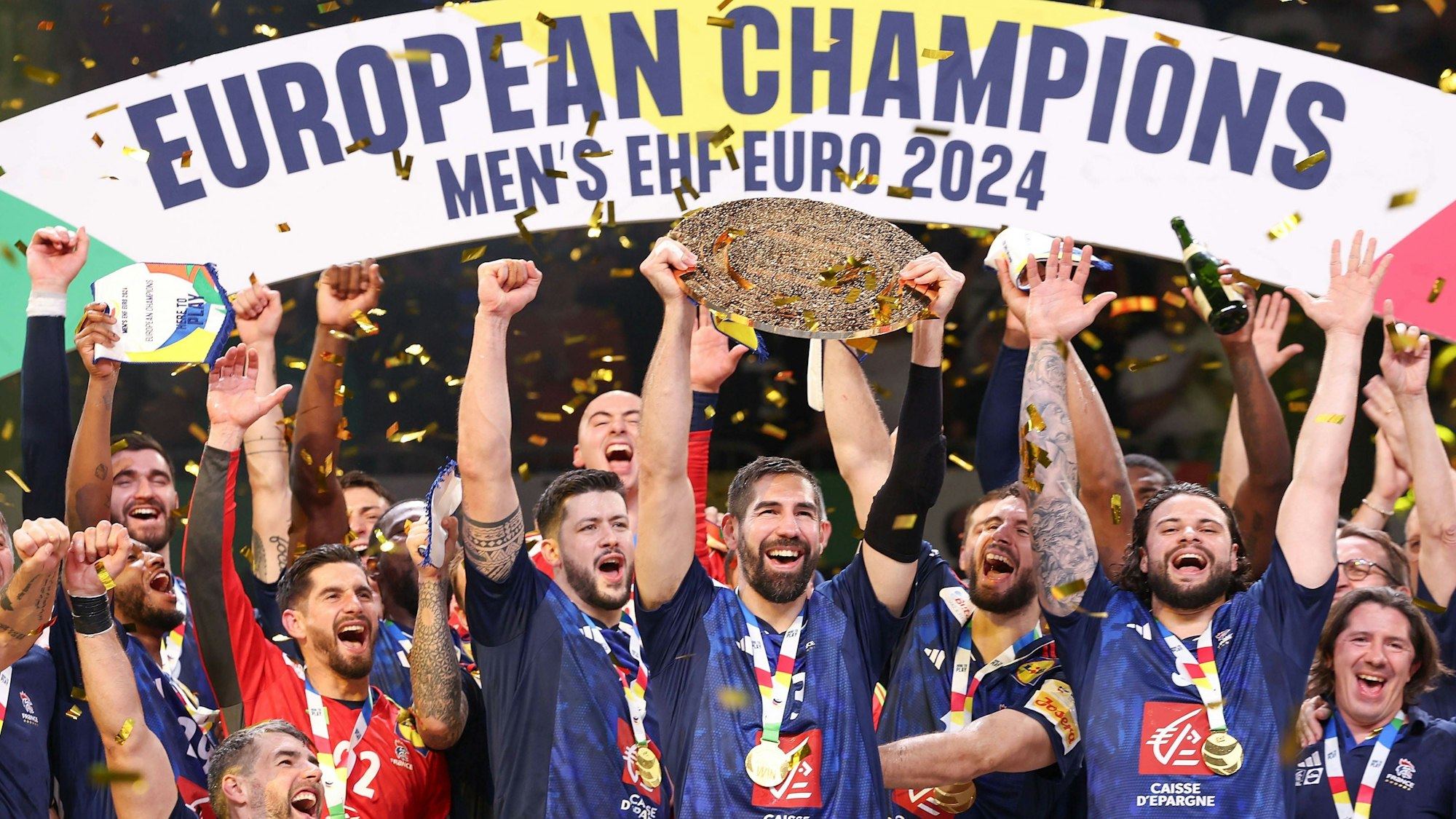 Frankreichs Veteran Nikola Karabatic (mit En-Trophäe) bei der Siegerehrung in Köln.