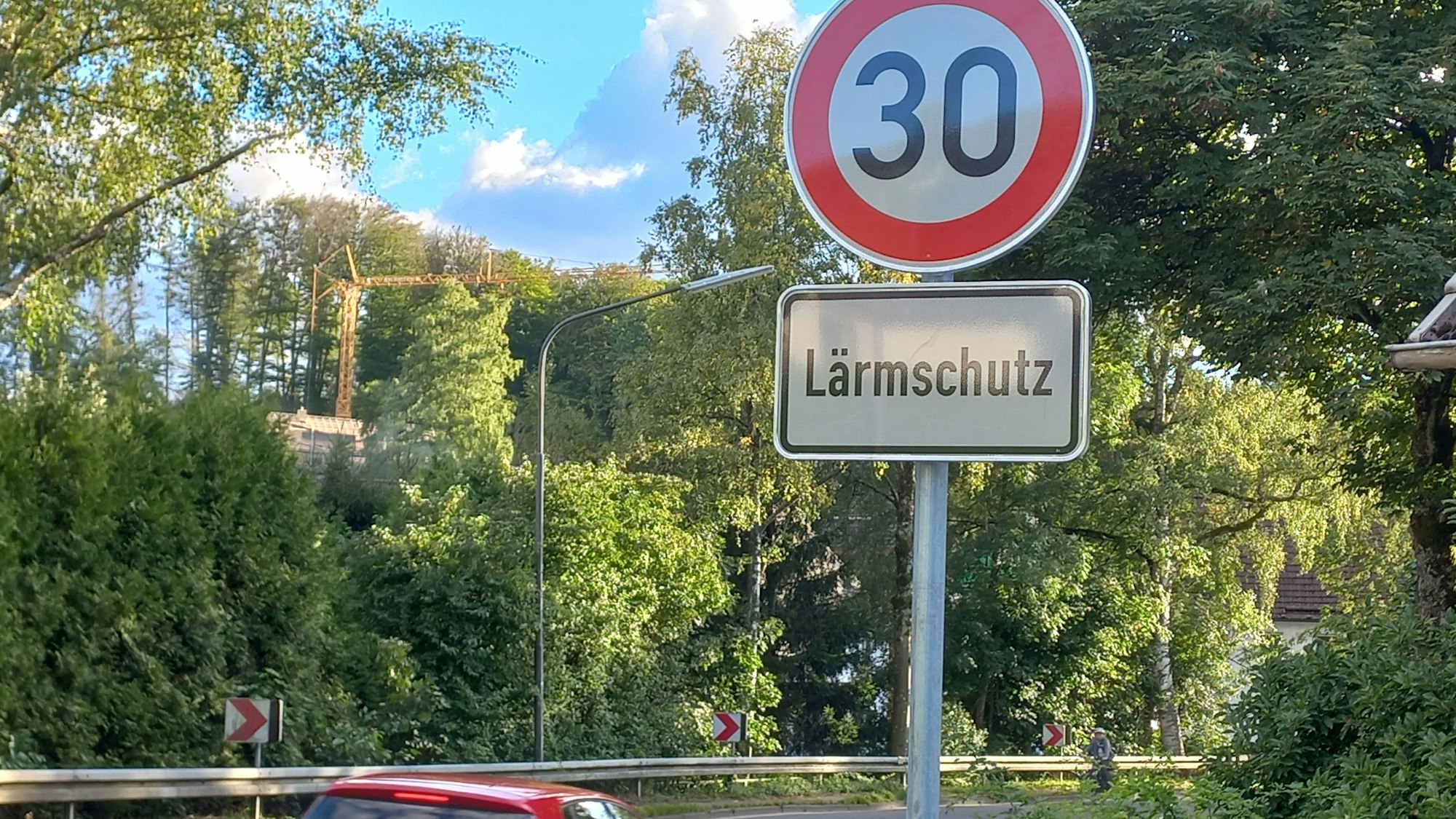 Blick auf eine Situation im Straßenverkehr mit einer Tempo 30-Zone
