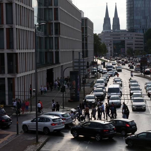 Stau vor der Lanxess Arena auf der Opladener Straße in Köln-Deutz: Einer der Verkehrsknotenpunkte der Stadt.