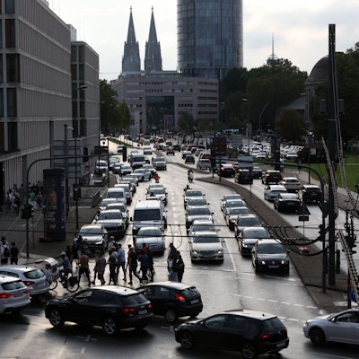 Stau vor der Lanxess Arena auf der Opladener Straße in Köln-Deutz: Einer der Verkehrsknotenpunkte der Stadt.