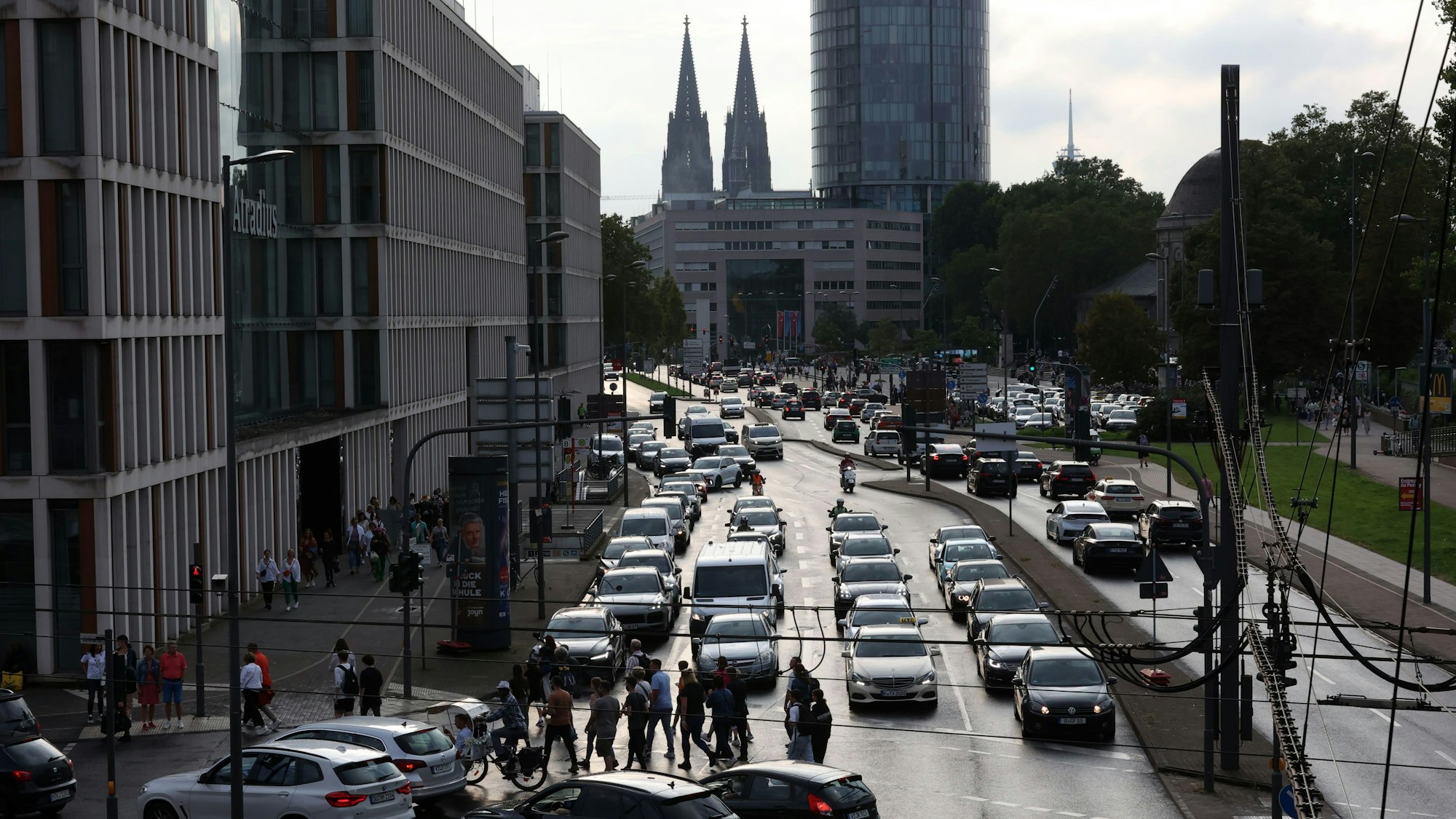 Stau vor der Lanxess Arena auf der Opladener Straße in Köln-Deutz: Einer der Verkehrsknotenpunkte der Stadt.