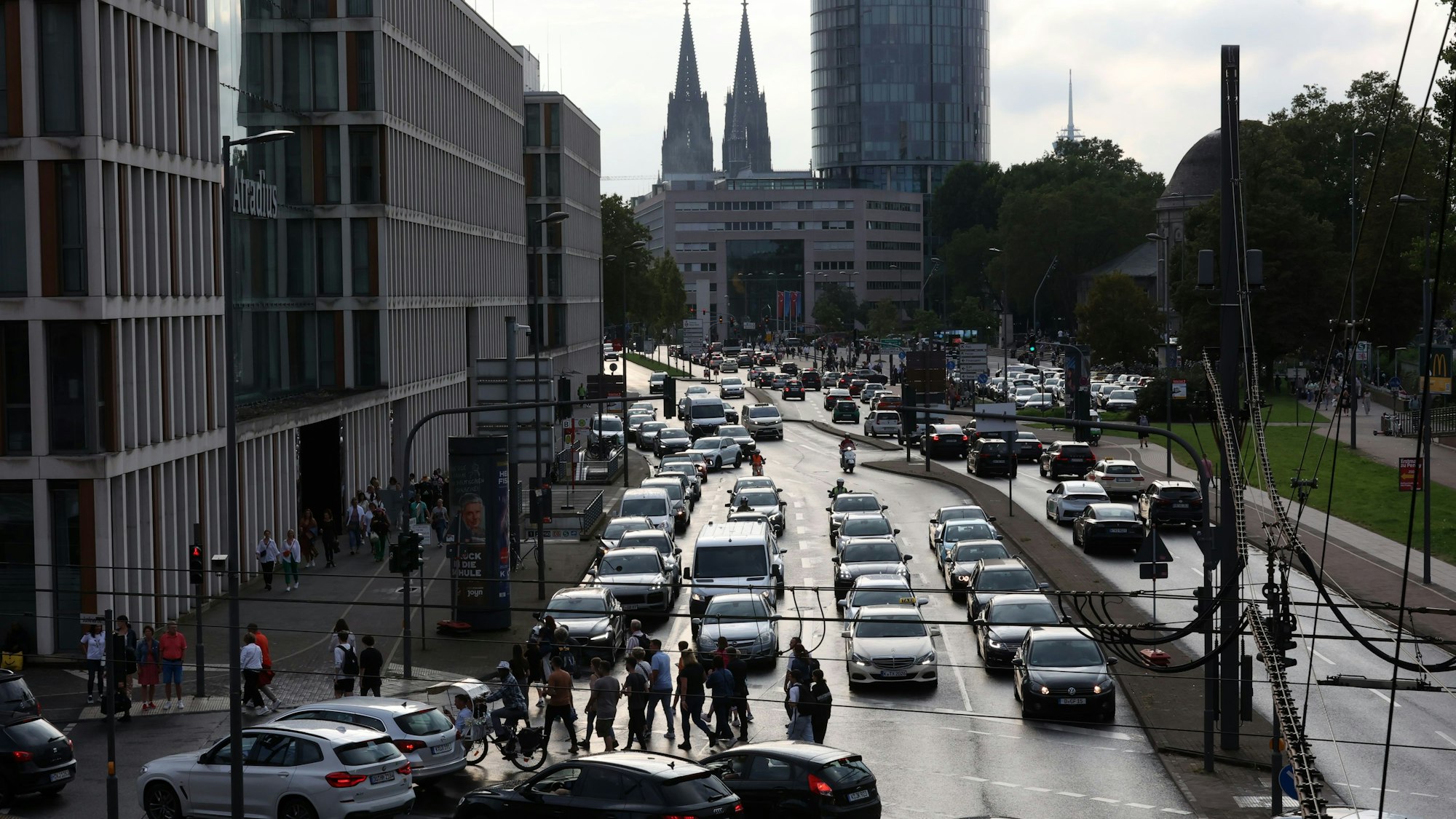 Stau vor der Lanxess Arena auf der Opladener Straße. Auch am Samstag zum Ende der Sommerferien könnte es in Köln-Deutz wieder voll werden.