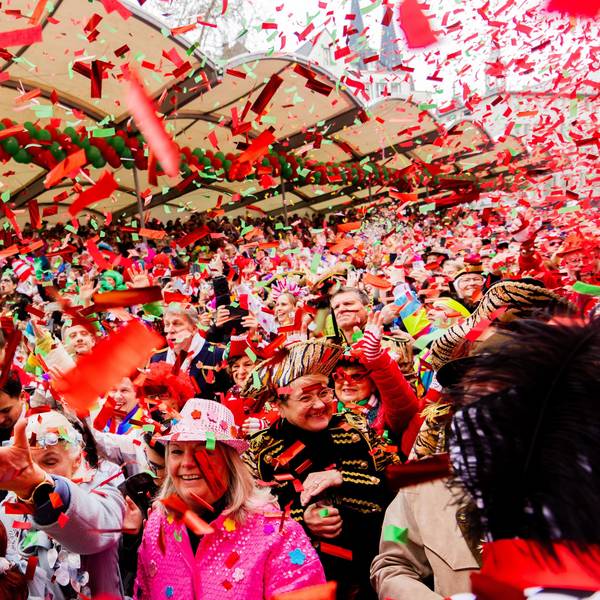 Köln: Karnevalisten feiern an Weiberfastnacht die Eröffnung des Straßenkarnevals auf dem Alter Markt. (Symbolbild)