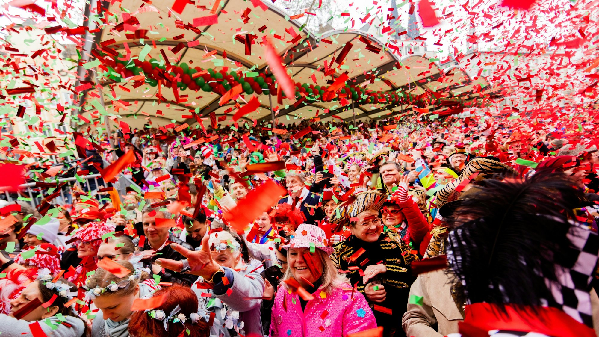 Köln: Karnevalisten feiern an Weiberfastnacht die Eröffnung des Straßenkarnevals auf dem Alter Markt. (Symbolbild)