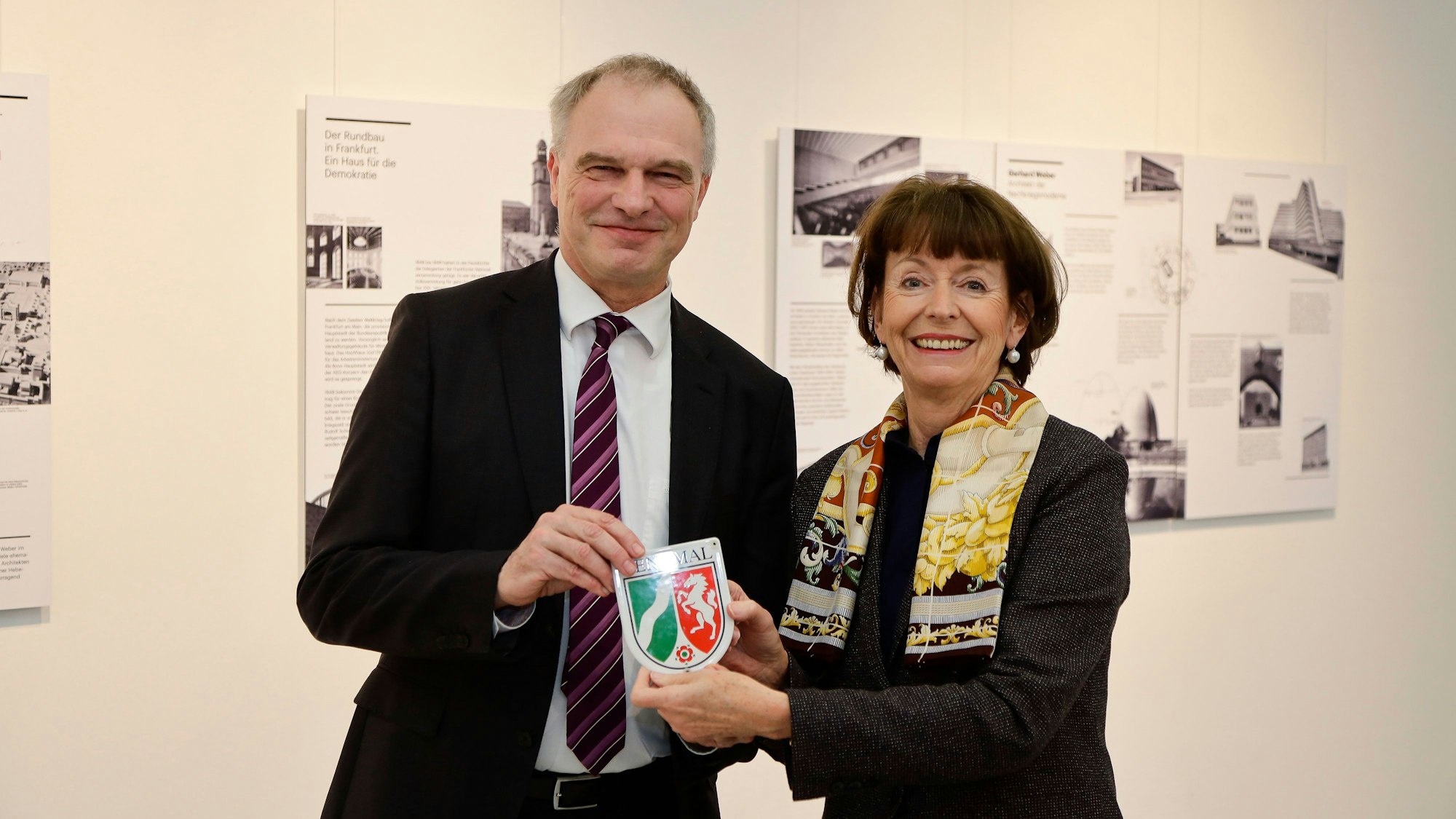 Denkmal: Stefan Raue, Intendant des Deutschlandradios, und Oberbürgermeisterin Henriette Reker.