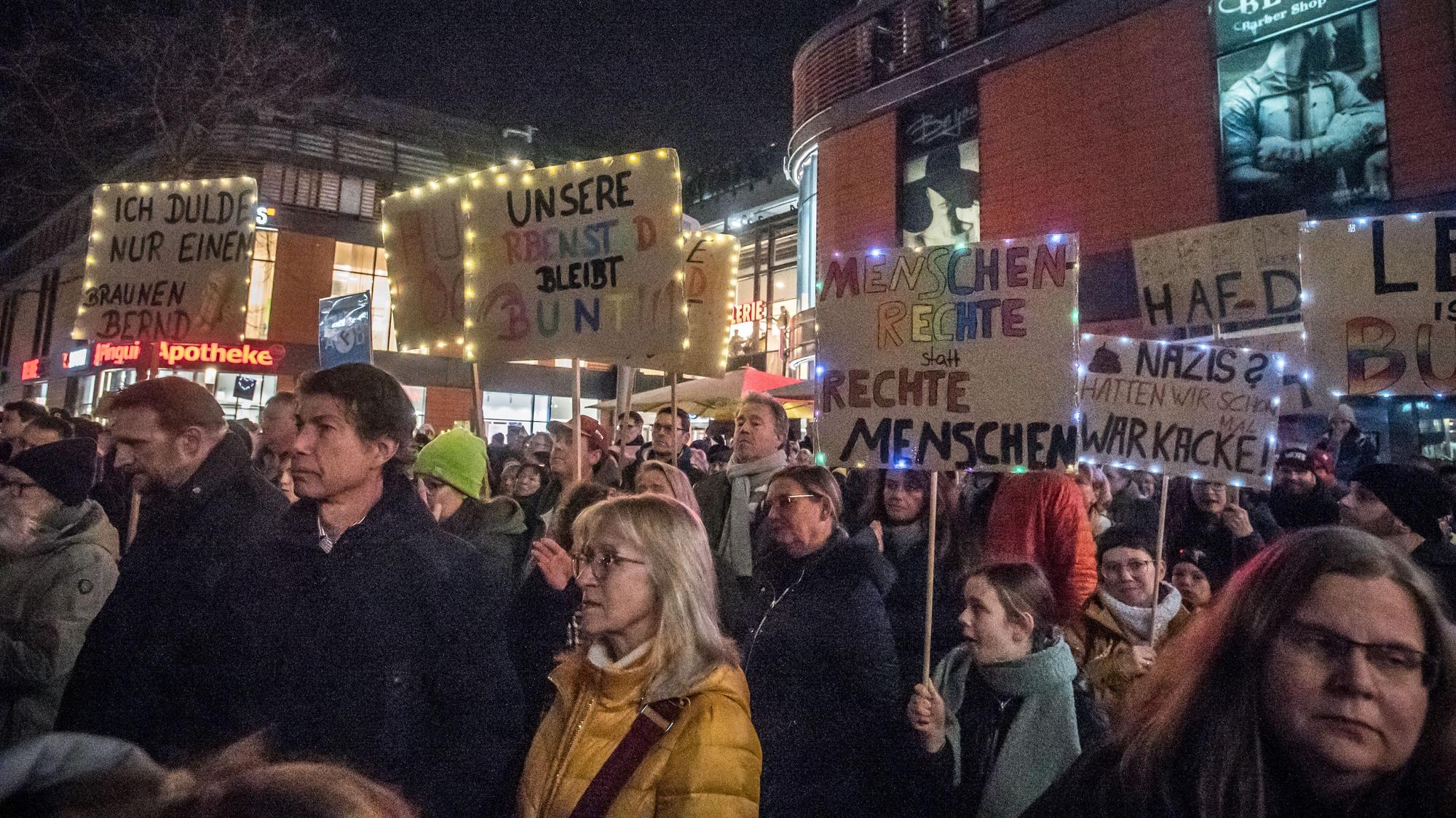 Demo gegen Rechts, Rathausvorplatz, Wiesdorf. Foto: Ralf Krieger