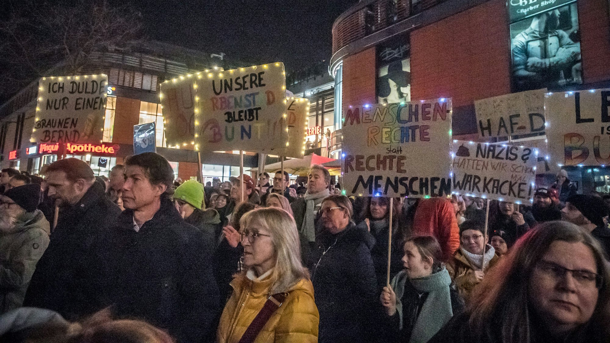 Demo gegen Rechts, Rathausvorplatz, Wiesdorf. Foto: Ralf Krieger
