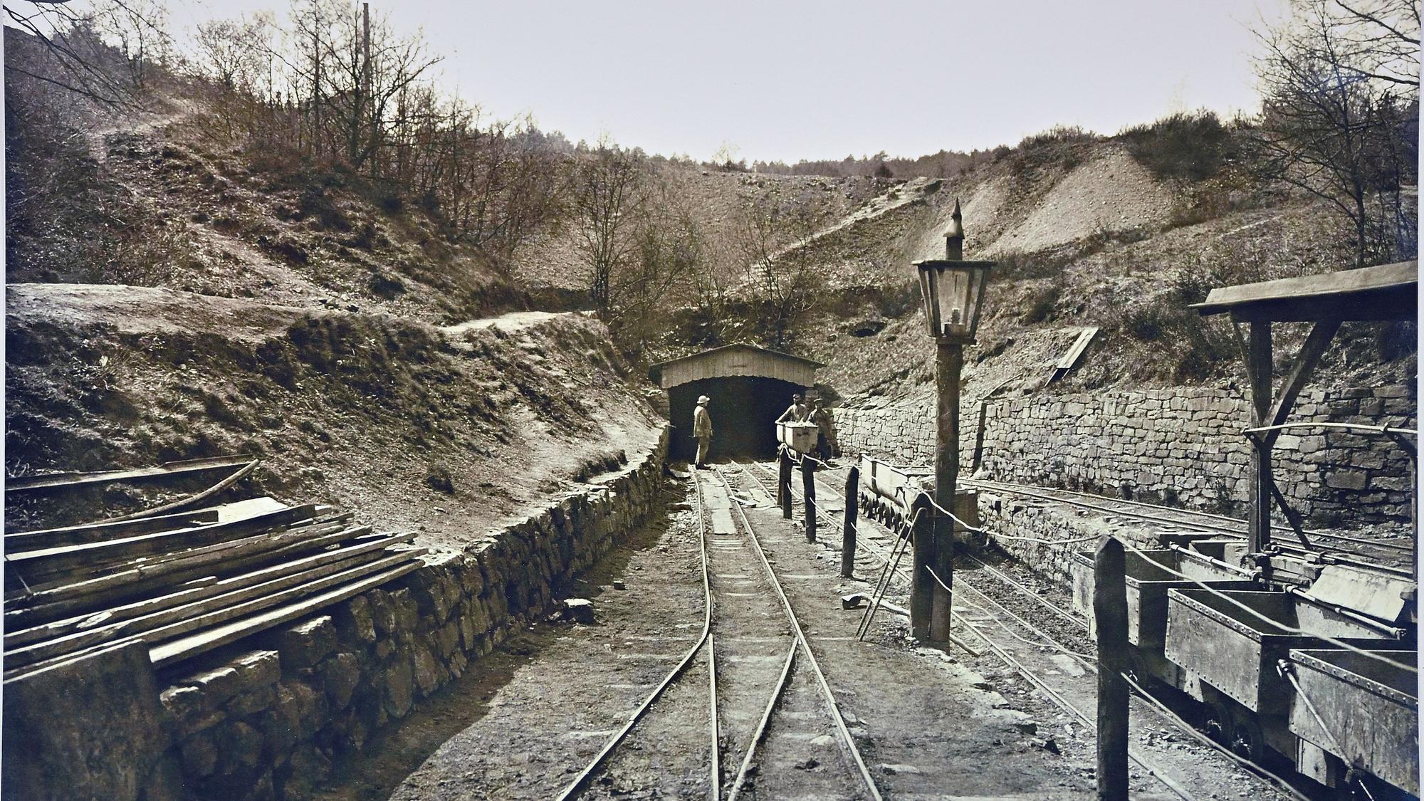 Historisches Foto vom Auguststollen am Lüderich, Overath. Grubeneingang mit Lore.