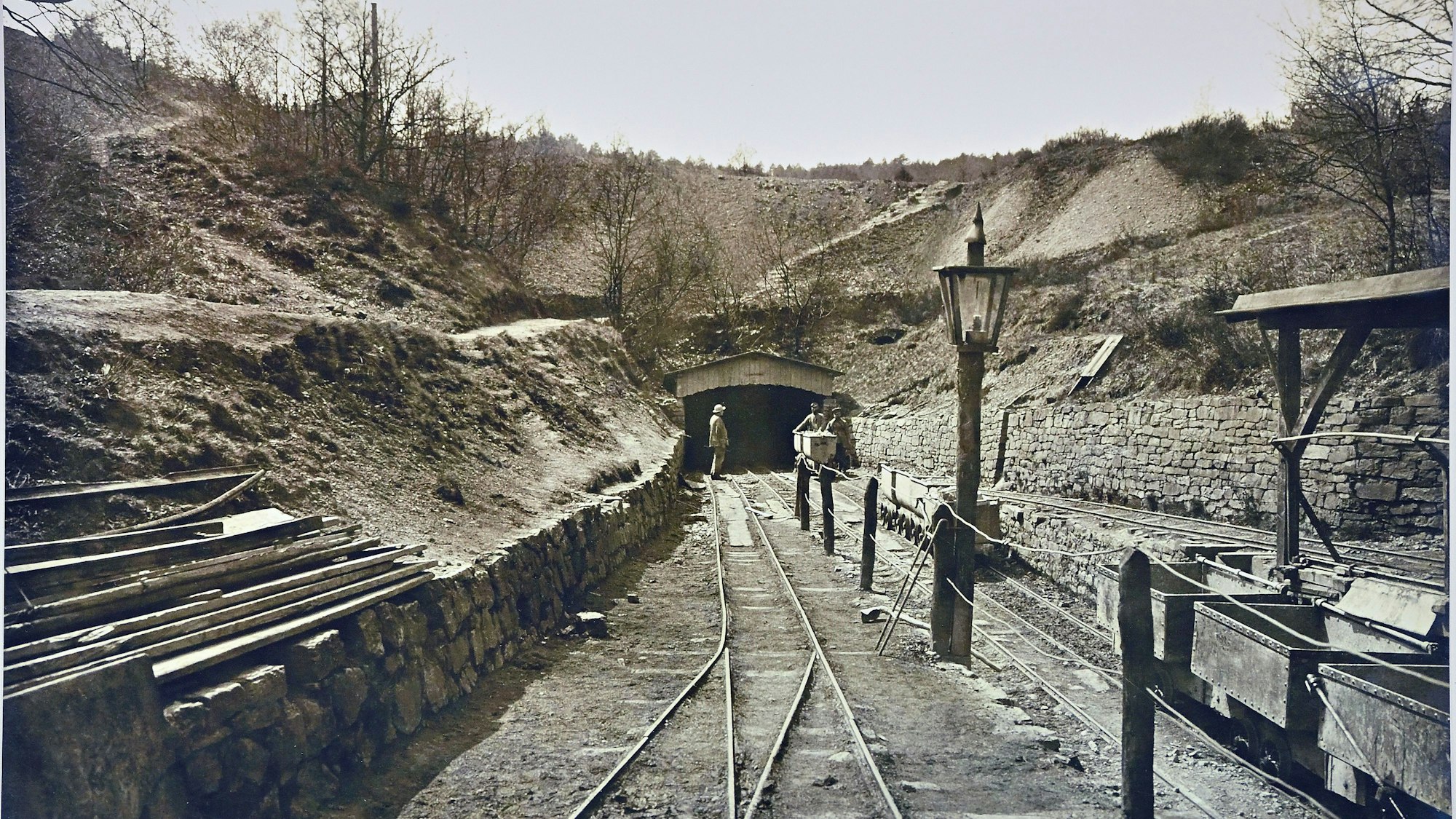 Historisches Foto vom Auguststollen am Lüderich, Overath. Grubeneingang mit Lore.