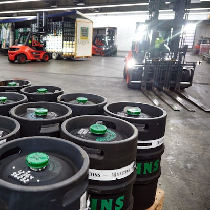 Bierfässer stehen in einer Halle.