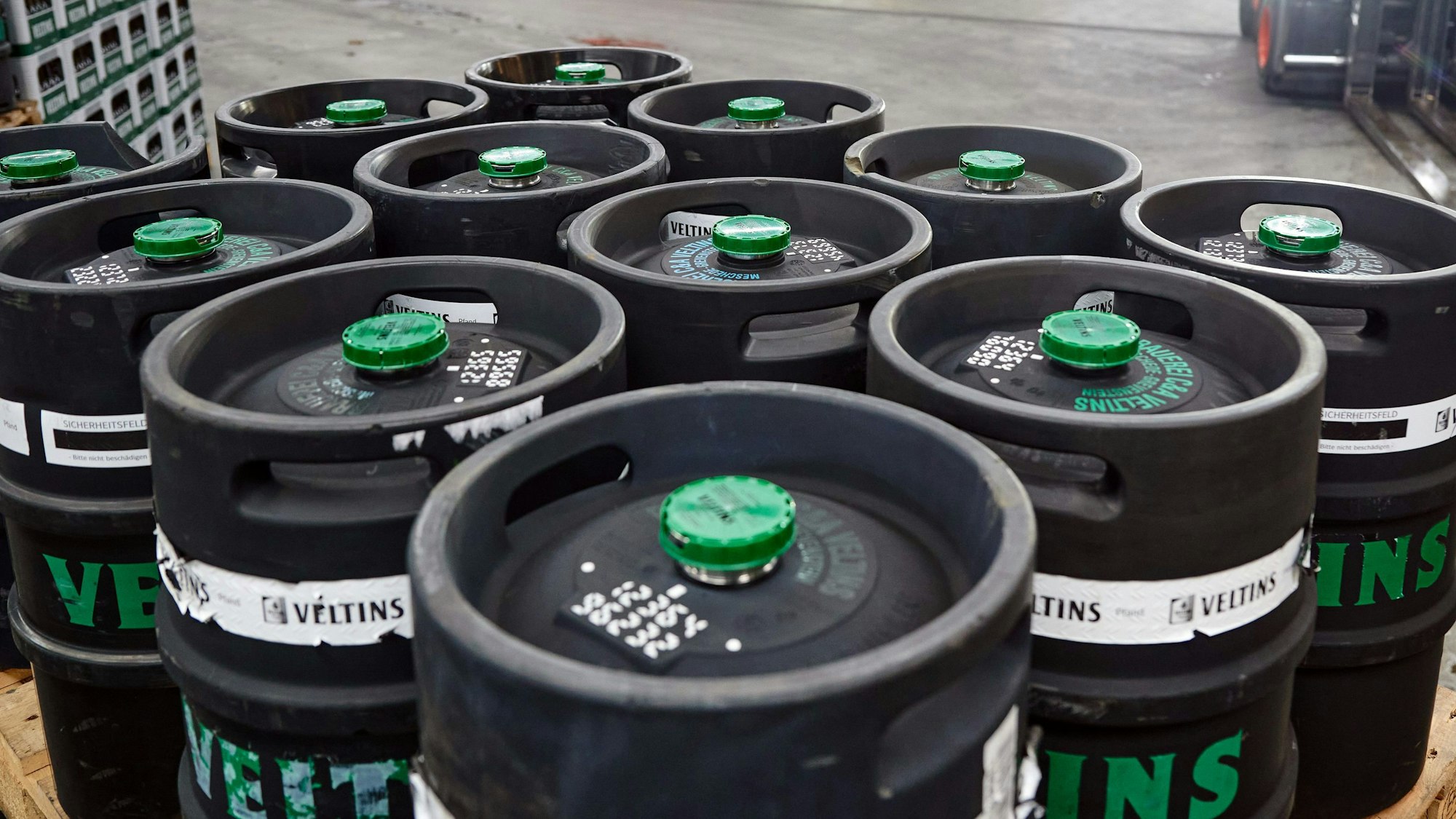 Bierfässer stehen in einer Halle.