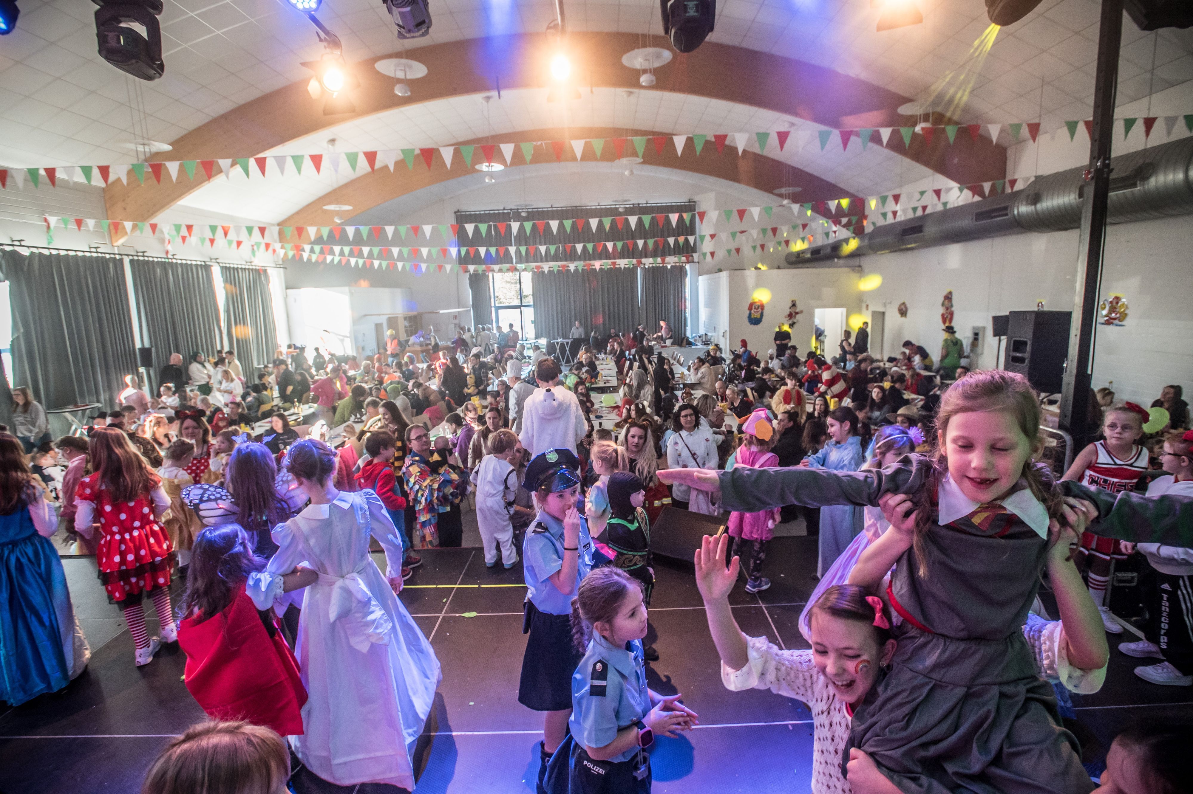 Bei der Kindersitzung der Wiesdorfer Rheinkadetten in der Bürgerhalle  dürfen auch die Kinder auf die Bühne.