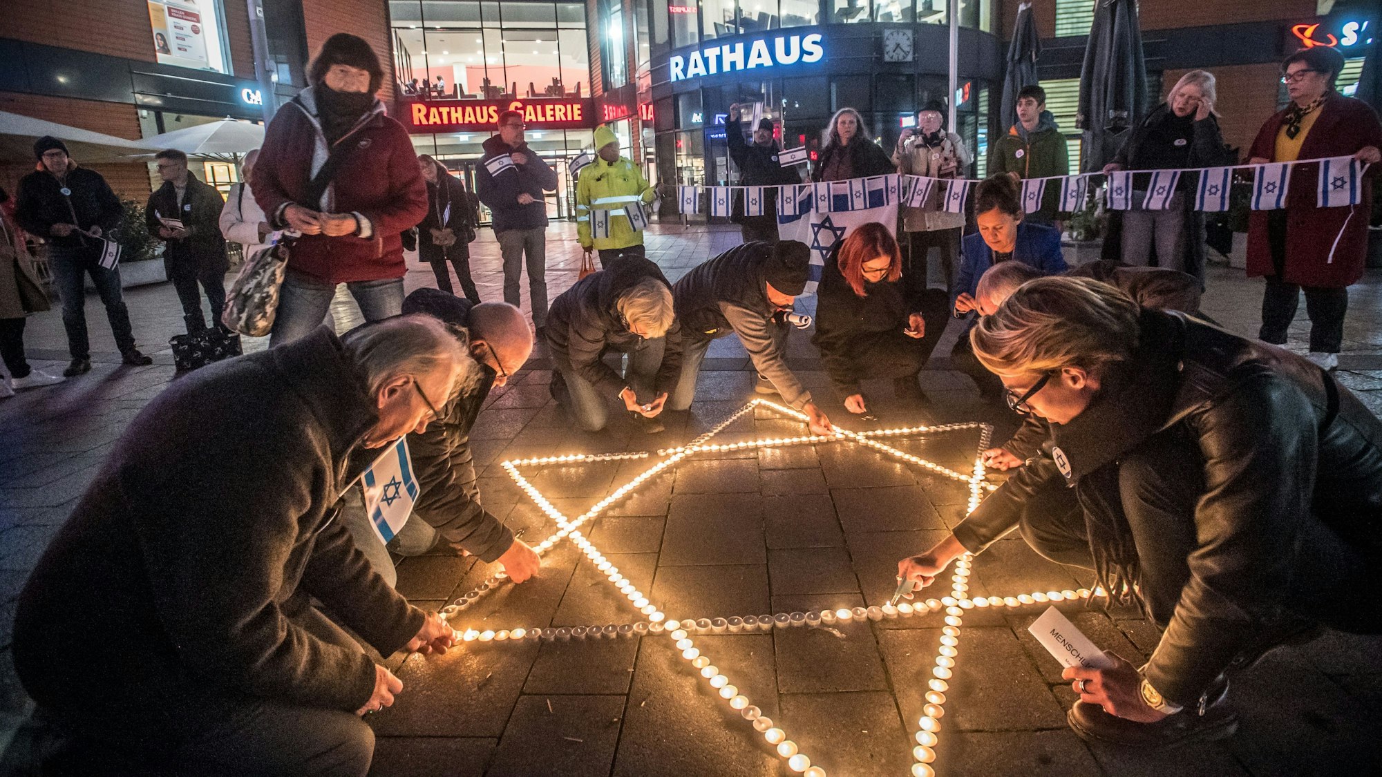 Ein Davidstern aus Kerzen: Leverkusener Mahnwache für Israel und die Terroropfer des Hamas-Überfalls auf dem Rathausvorplatz.