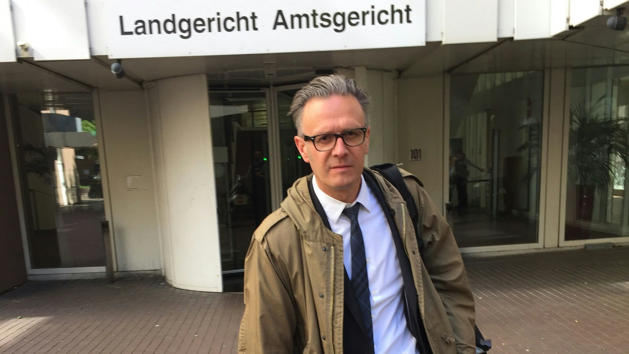 Der Kölner Rechtsanwalt Sebastian Schölzel vertritt den angeklagten Audifahrer.