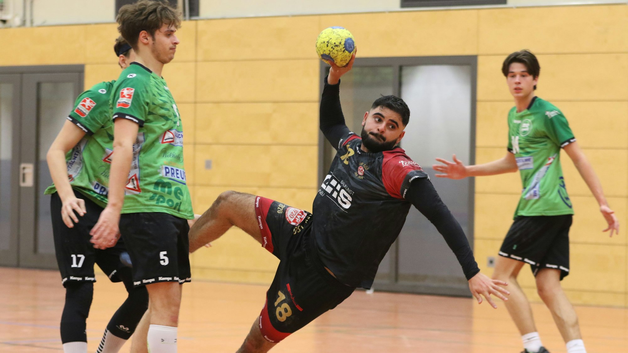 Palmersheims Spieler Ali Umut Sinaci beim Torwurf. Mettmanns Gegenspieler lassen ihn werfen.