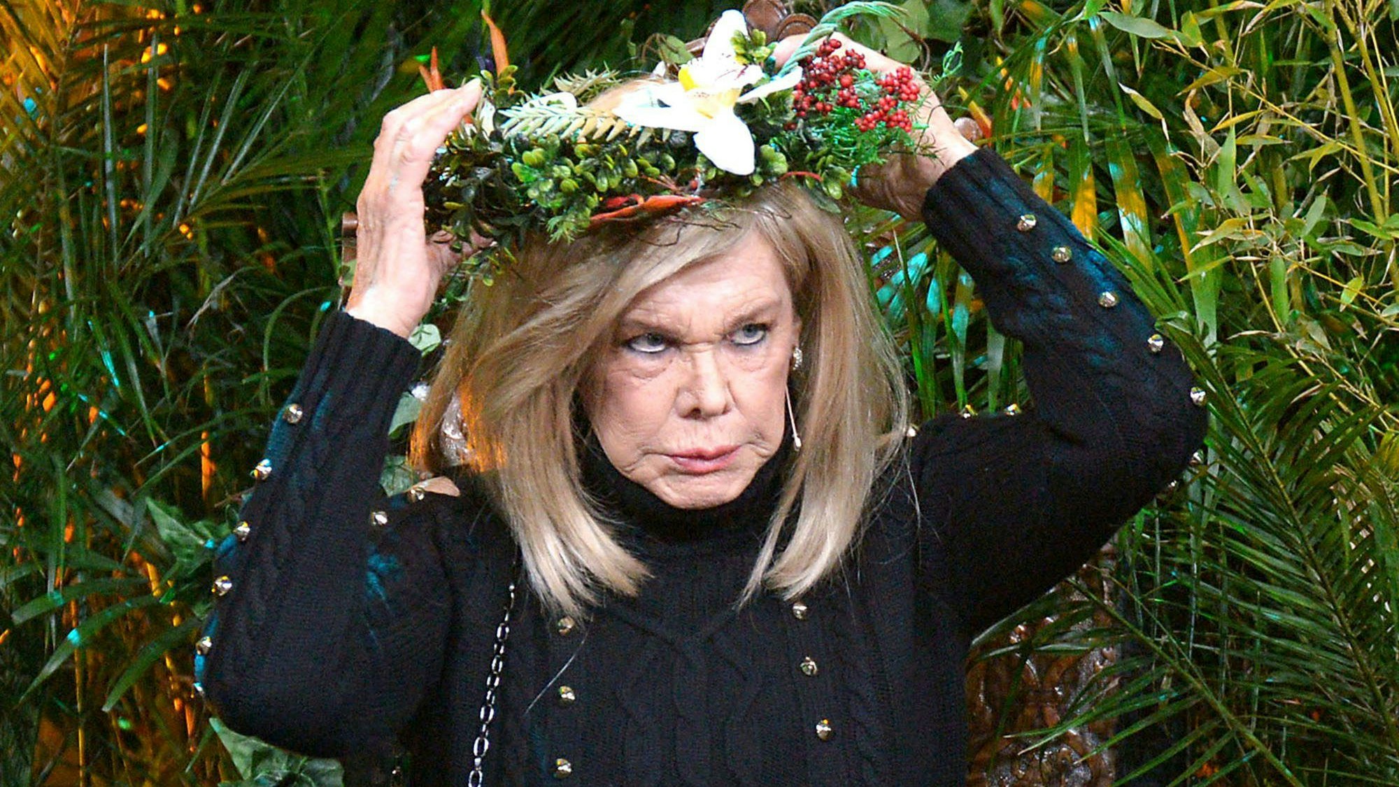 Die Schauspielerin Ingrid van Bergen setzt sich bei der Aufzeichnung der RTL-Fernsehshow „30 Jahre RTL - Die große Jubiläumsshow“ als Siegerin des RTL-Dschungelcamps von 2009 die Krone noch mal auf.